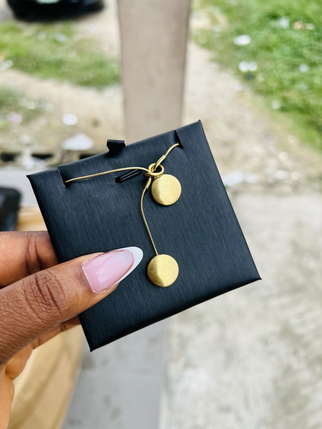 Drawstring circle necklace