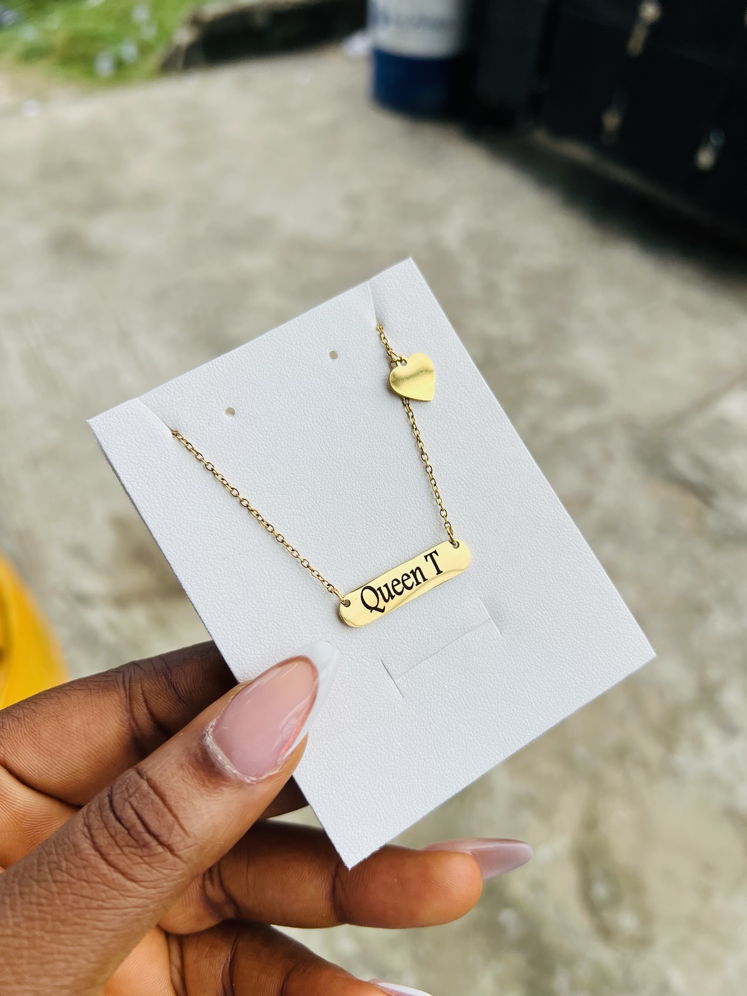 Engraved female love chest rest necklace - Image 2