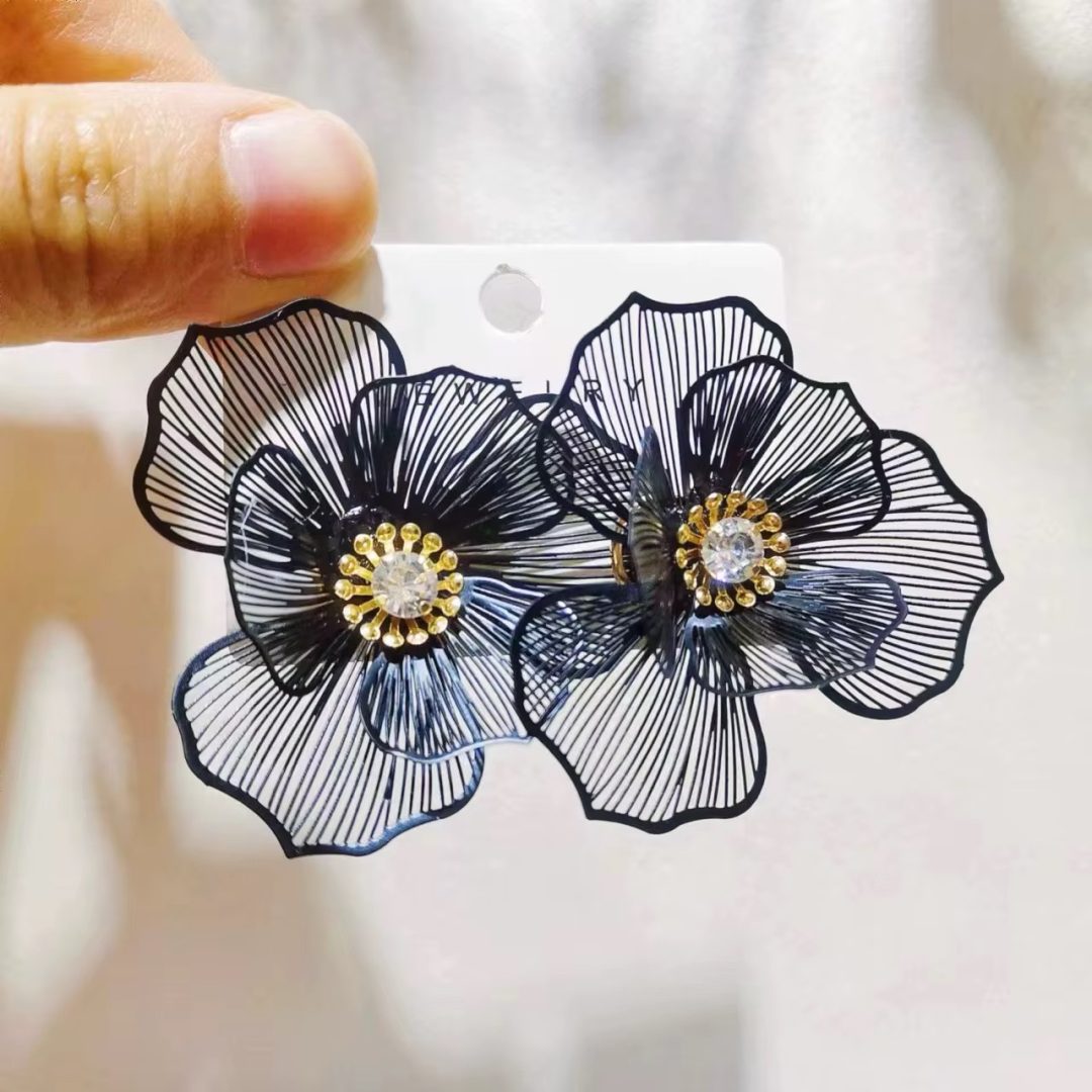Black flowery earrings