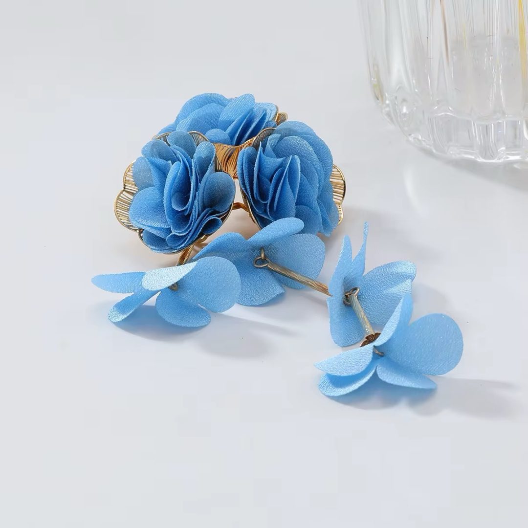 Blue dropping flowery earrings