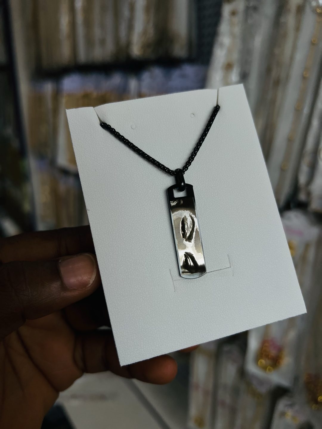 Engraved black flat eyes necklace - Image 6