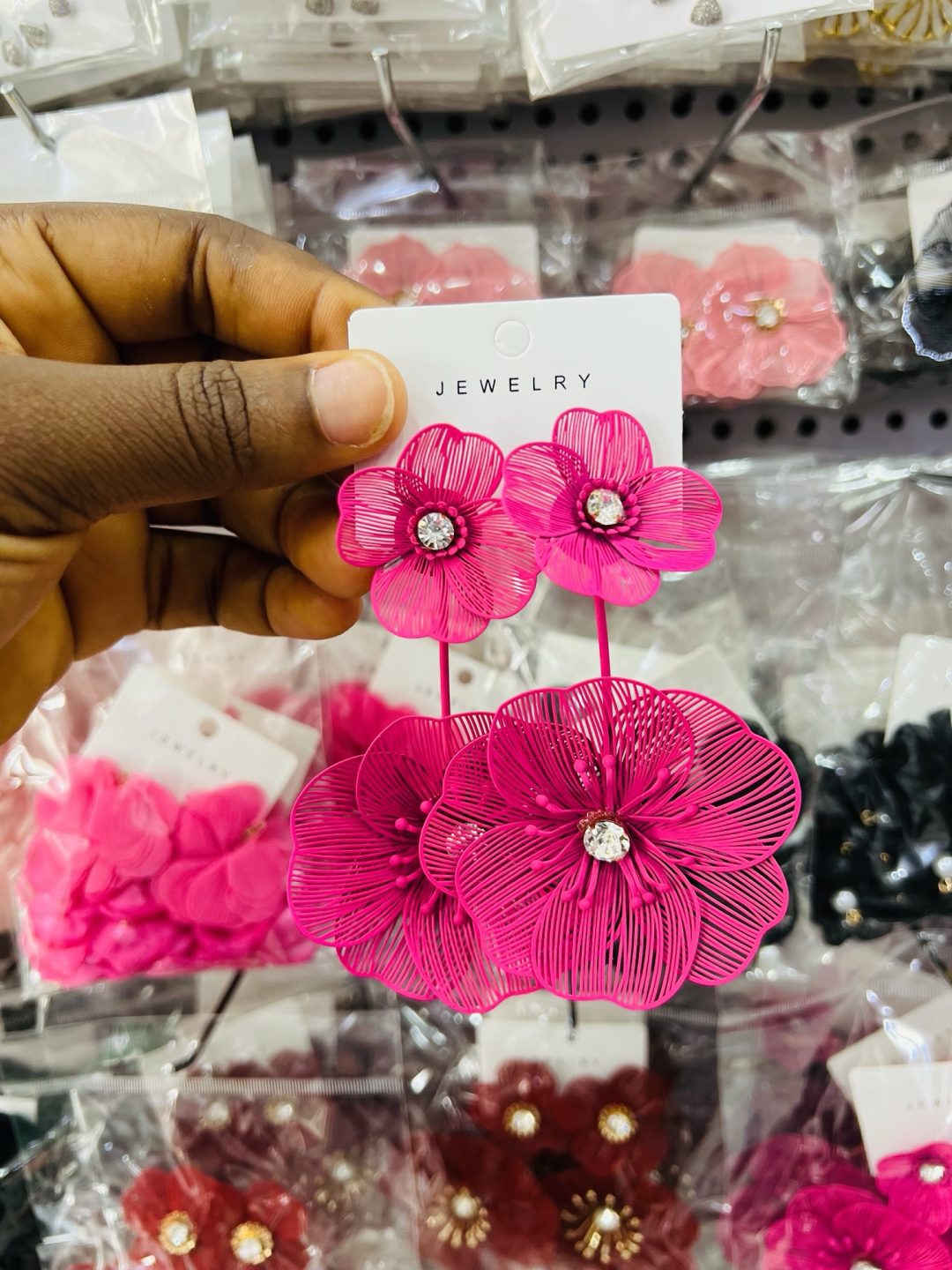 Dark pink flowery earring - Image 3