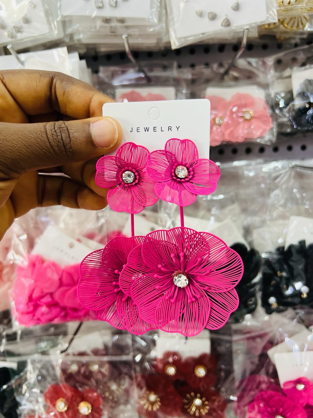 Dark pink flowery earring - Image 2