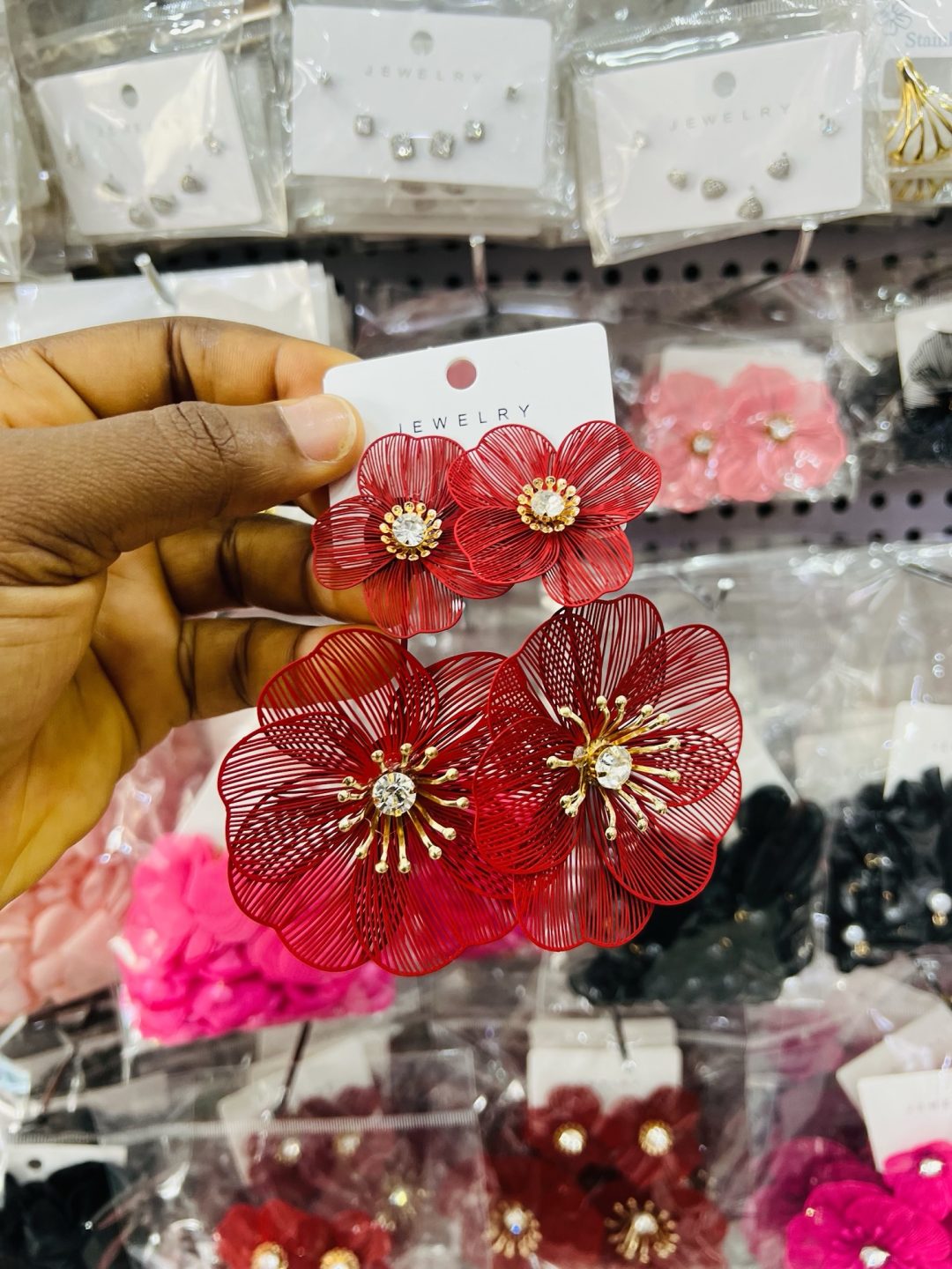 Red flowery earring - Image 4
