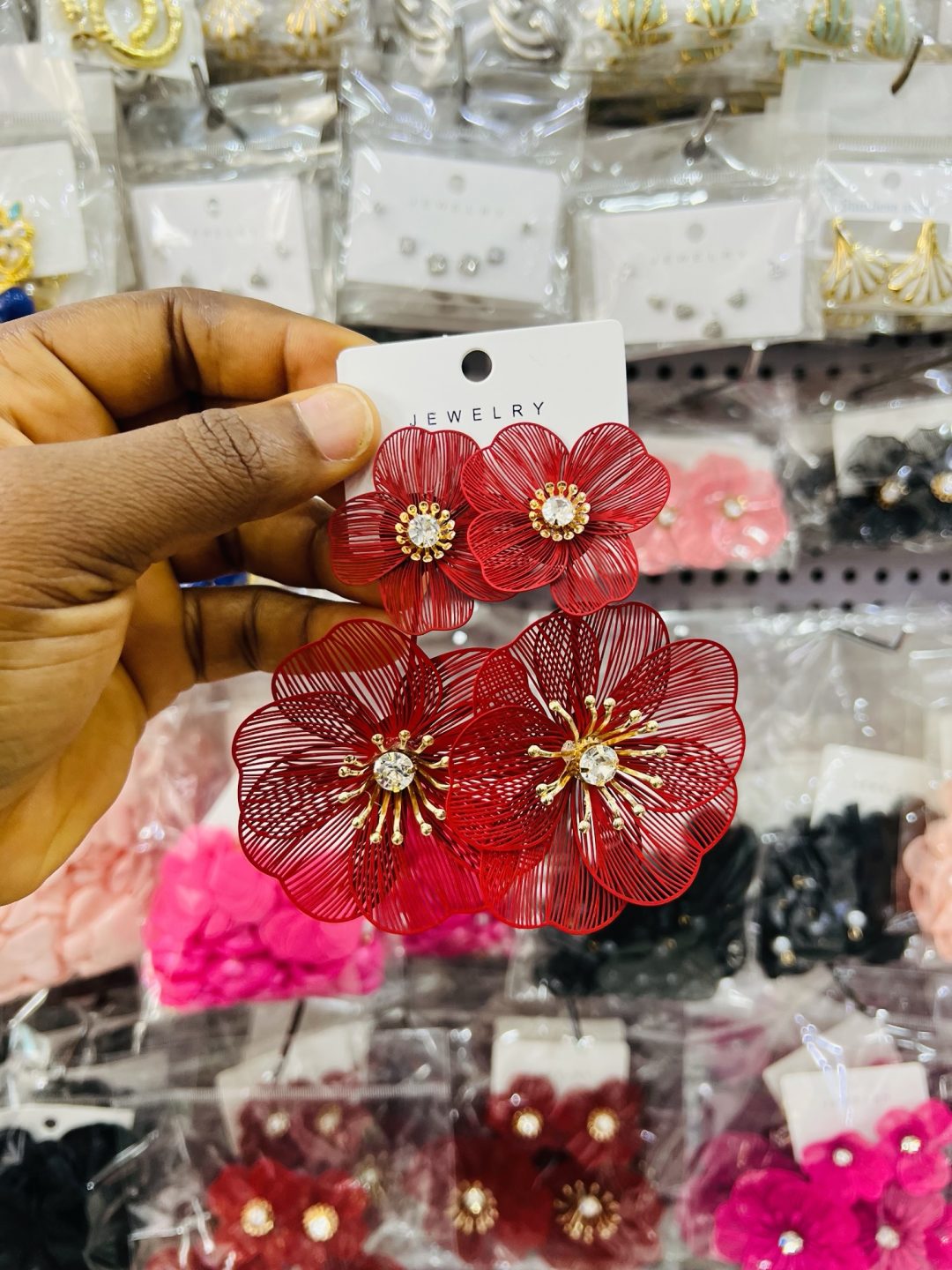 Red flowery earring - Image 3