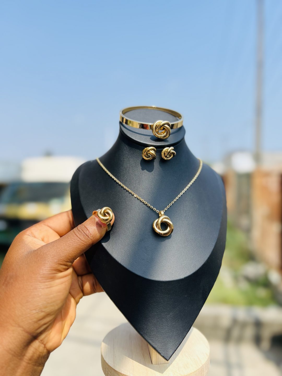 Romanian gold jewelry set 004