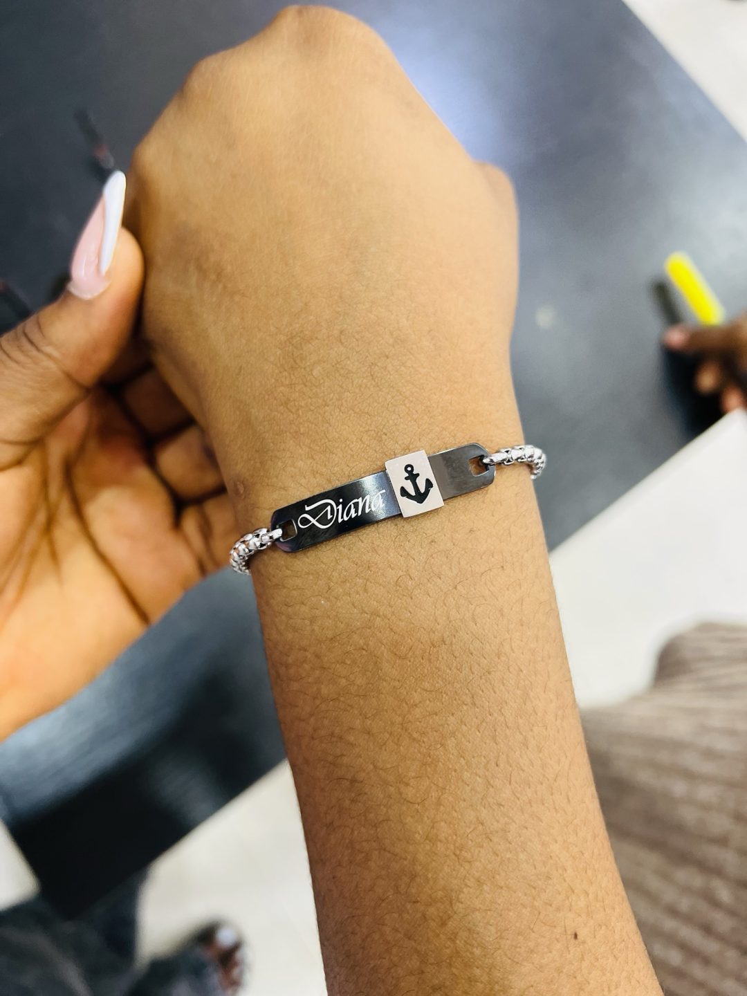 Engraved black anchor bracelet - Image 4