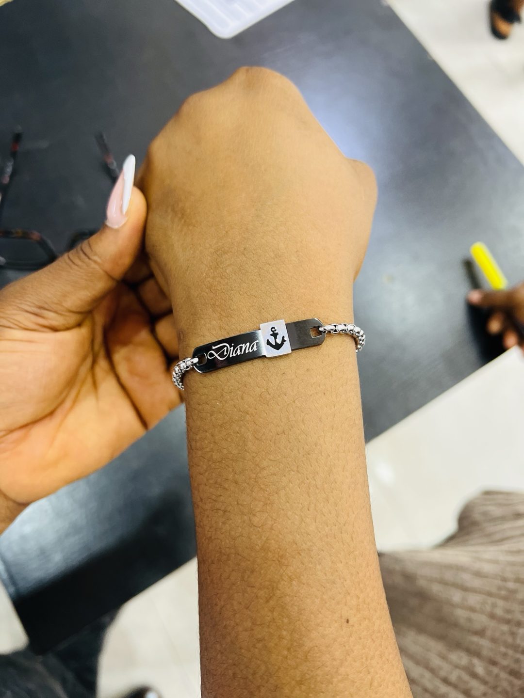 Engraved black anchor bracelet - Image 2