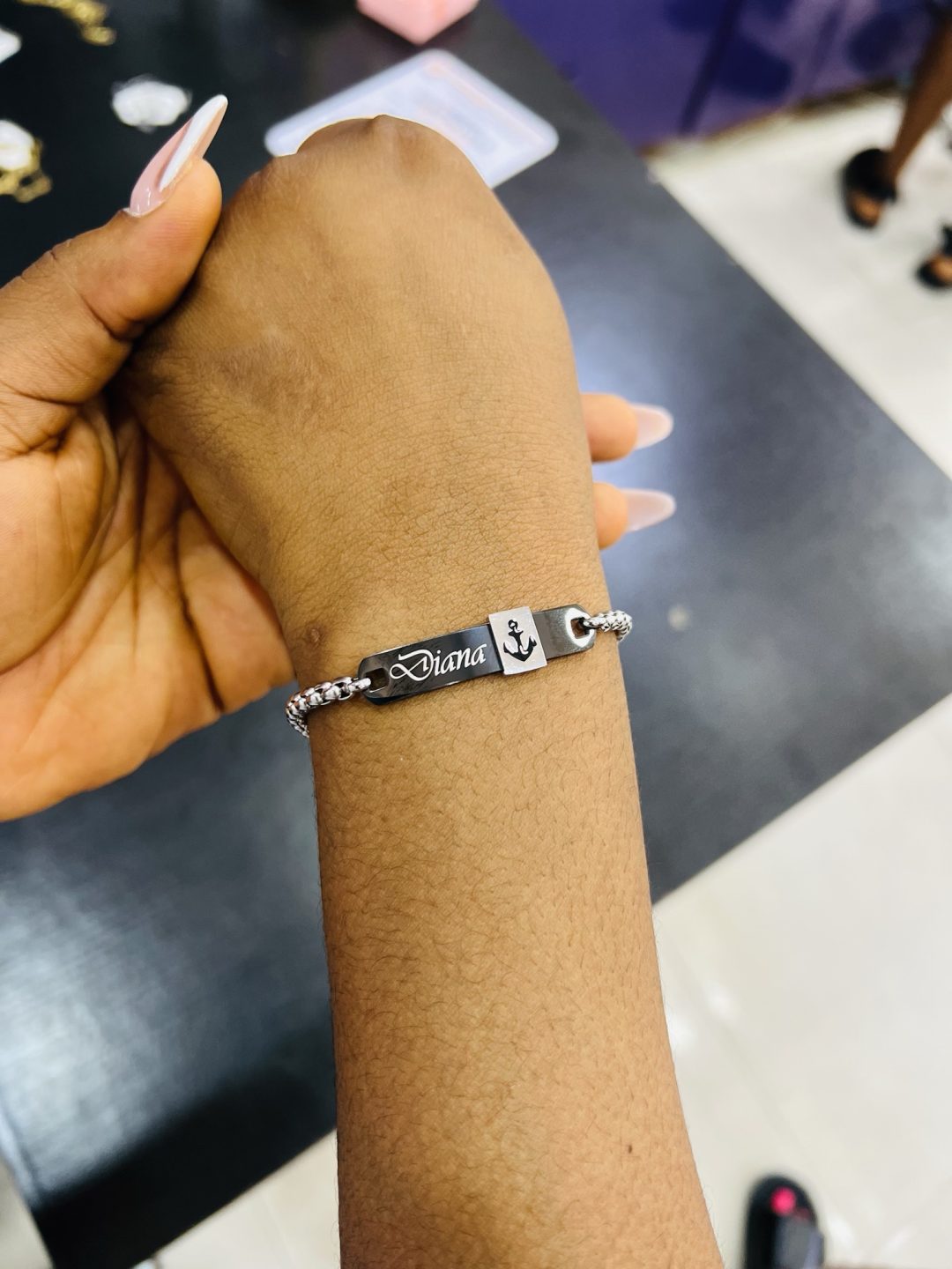 Engraved black anchor bracelet - Image 6