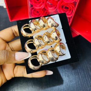 A pair of Xuping hoops earrings 022