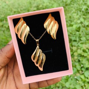 Luxury steel gold set comes with exact box 026