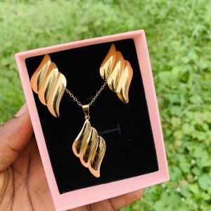 Luxury steel gold set comes with exact box 026