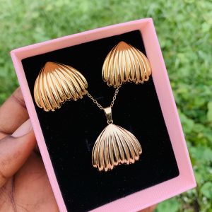 Luxury steel gold set comes with exact box 022