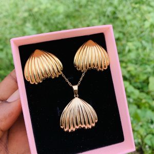 Luxury steel gold set comes with exact box 022
