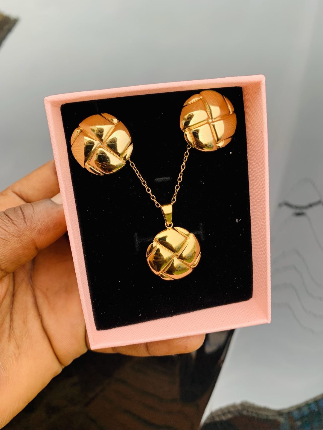 Luxury steel gold set comes with exact box 018