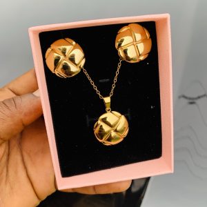 Luxury steel gold set comes with exact box 018