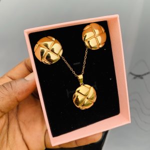 Luxury steel gold set comes with exact box 018