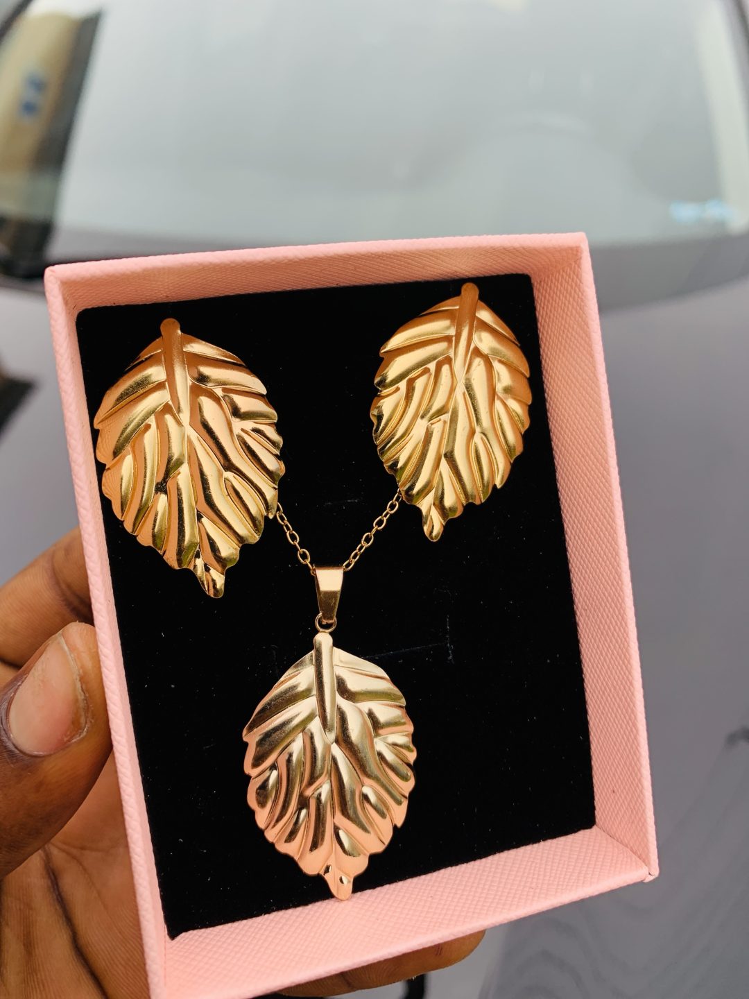 Luxury steel gold set comes with exact box 012