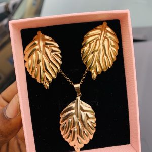 Luxury steel gold set comes with exact box 012
