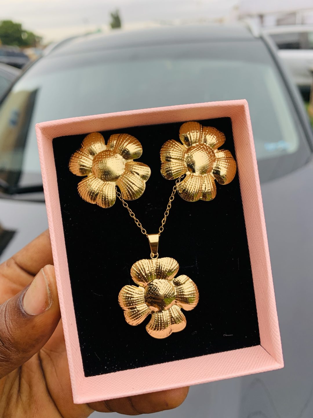 Luxury steel gold set comes with exact box 008