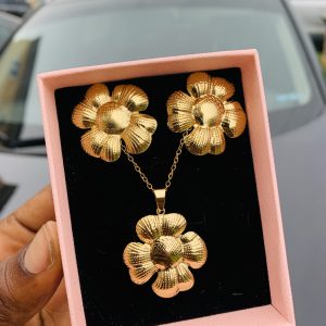 Luxury steel gold set comes with exact box 008