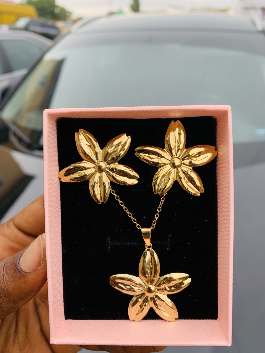 Luxury steel gold set comes with exact box 002