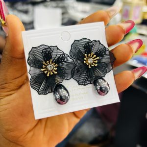 Black short flower earrings