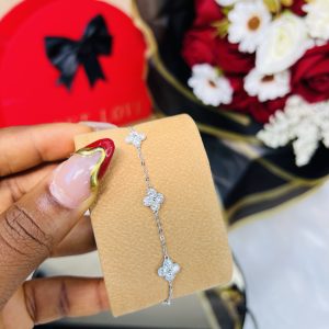 Dainty Vca Moissanite bracelet