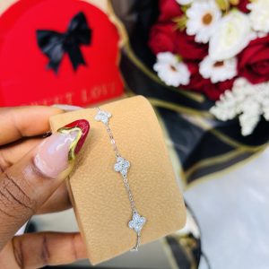 Dainty Vca Moissanite bracelet