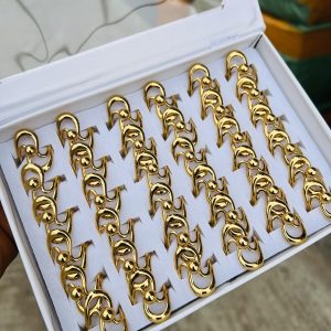 A box of stainless steel rings (36pcs) 017