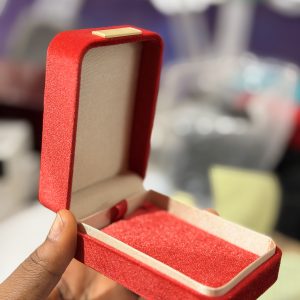 Red necklace suede box 002