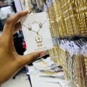 Gold and White Vca set