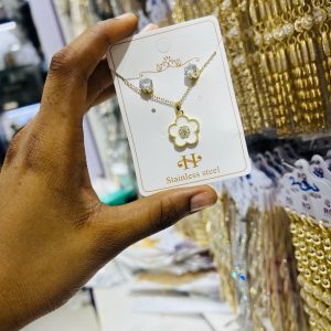 Gold and White Vca set