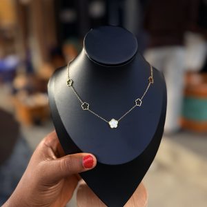 Flower white steep necklace