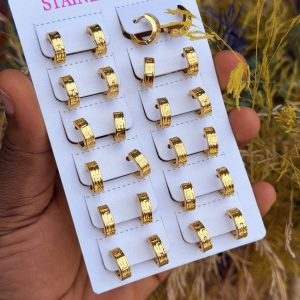 A pack of hoop earrings (12pcs)