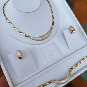 Md stoned gold necklace