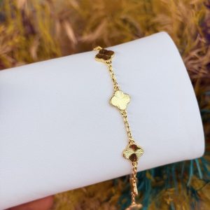 Slim gold VCA bracelet