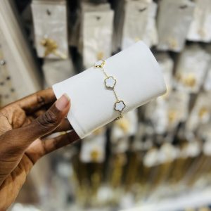 Golden white flower bracelet 001