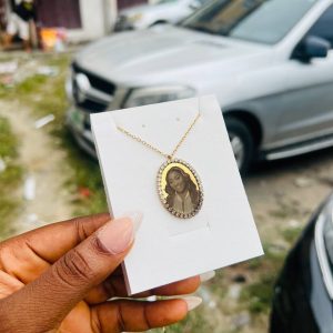 Oval picture necklace