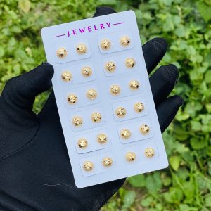 Gold earrings. Half pack