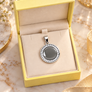 Engraved silver stoned pendant 011