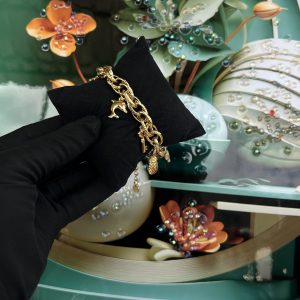 Gold charm bracelet 024