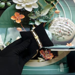 Gold white bracelet 031