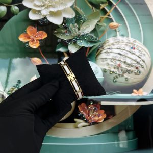 Gold white bracelet 031