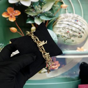 Gold charm bracelet 039