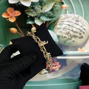Gold charm bracelet 039