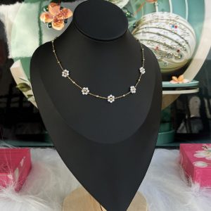Gold flower necklace 041