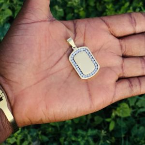 Engraved gold stoned pendant 001