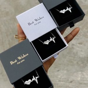 A dozen of White best wishes box (12pcs)